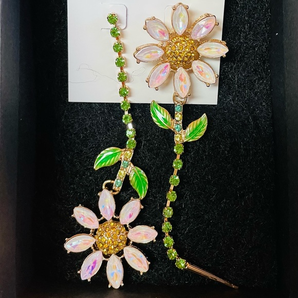 Betsey Johnson flower 🌺 earrings - Picture 2 of 2